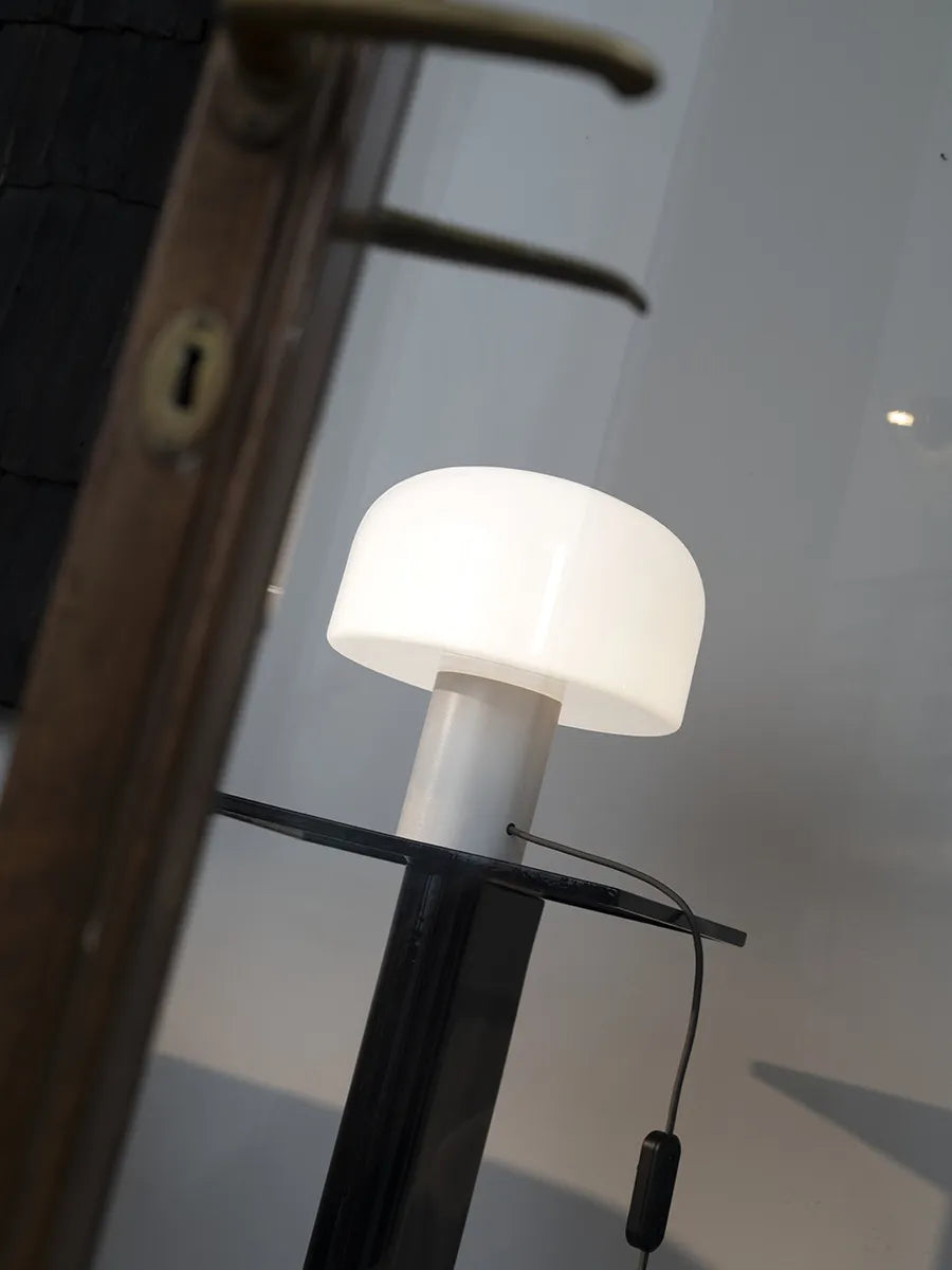Bellhop Glass Tischleuchte von Flos